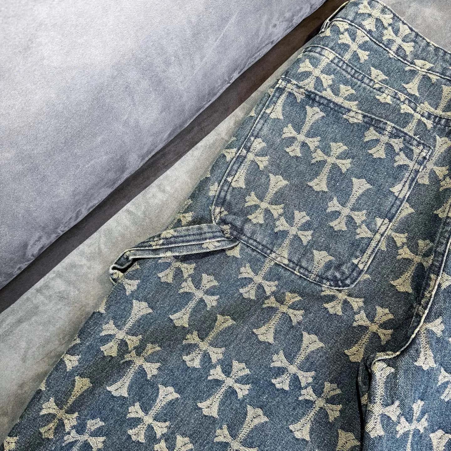 P220 Chrome Hearts｜Chrome Hearts CH all-over jacquard bootcut jeans - the same style as those of Internet celebrities. Cross-printed jeans, with unique cross design elements and all-over printing, full of design sense. It is made of 100% denim cotton fabric with heavy coarse yarn count, which ensures a stiff and tough silhouette while being soft, comfortable and breathable. The lapel is designed with silver buttons and is full of texture.  The classic dark yellow cross logo is all over the pants. They are generous and full of personality without being exaggerated. They are perfect for spring and summer!    Custom hardware! Same style for couples!  The three standards are complete, and the non-market version of the same style for men and women is free to compare and the quality is absolutely guaranteed. Size: 28/30/32/34/36 (s-xxl) Waist: 72/77/82/87/92 Knee: 55/56.5/58/59.5/61 Pants length: 103.5/105.5/107.5/109.5/111.5